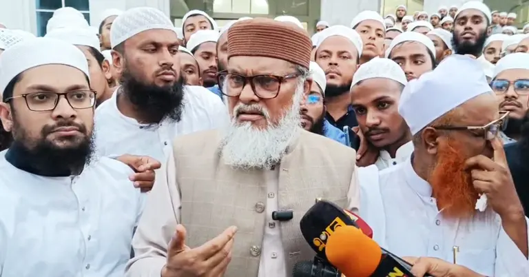 সাংবাদিকদের সঙ্গে কথা বলছেন ধর্ম উপদেষ্টা আ. ফ. ম. খালিদ হোসেন